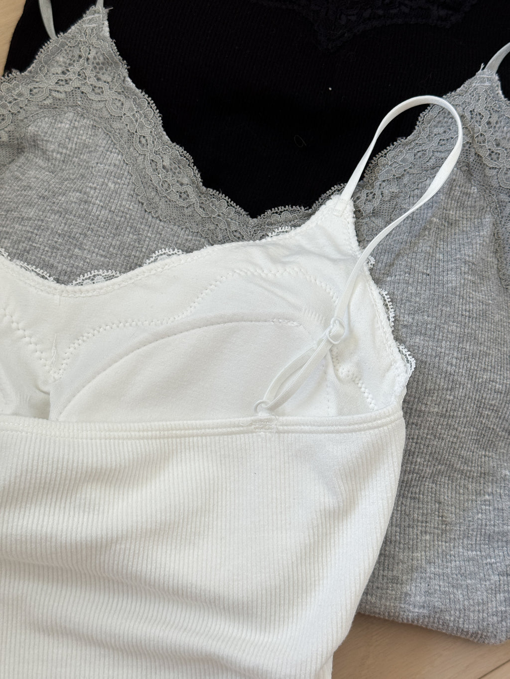 超適合當內搭//basic laces bratop