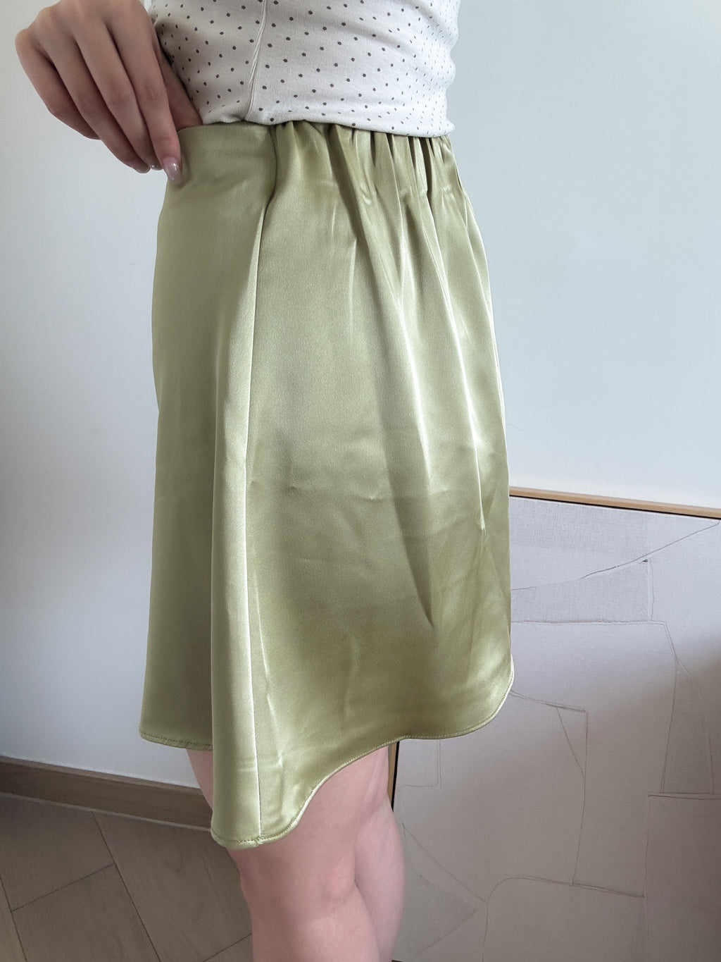 氣質ONNI的satin short skirt