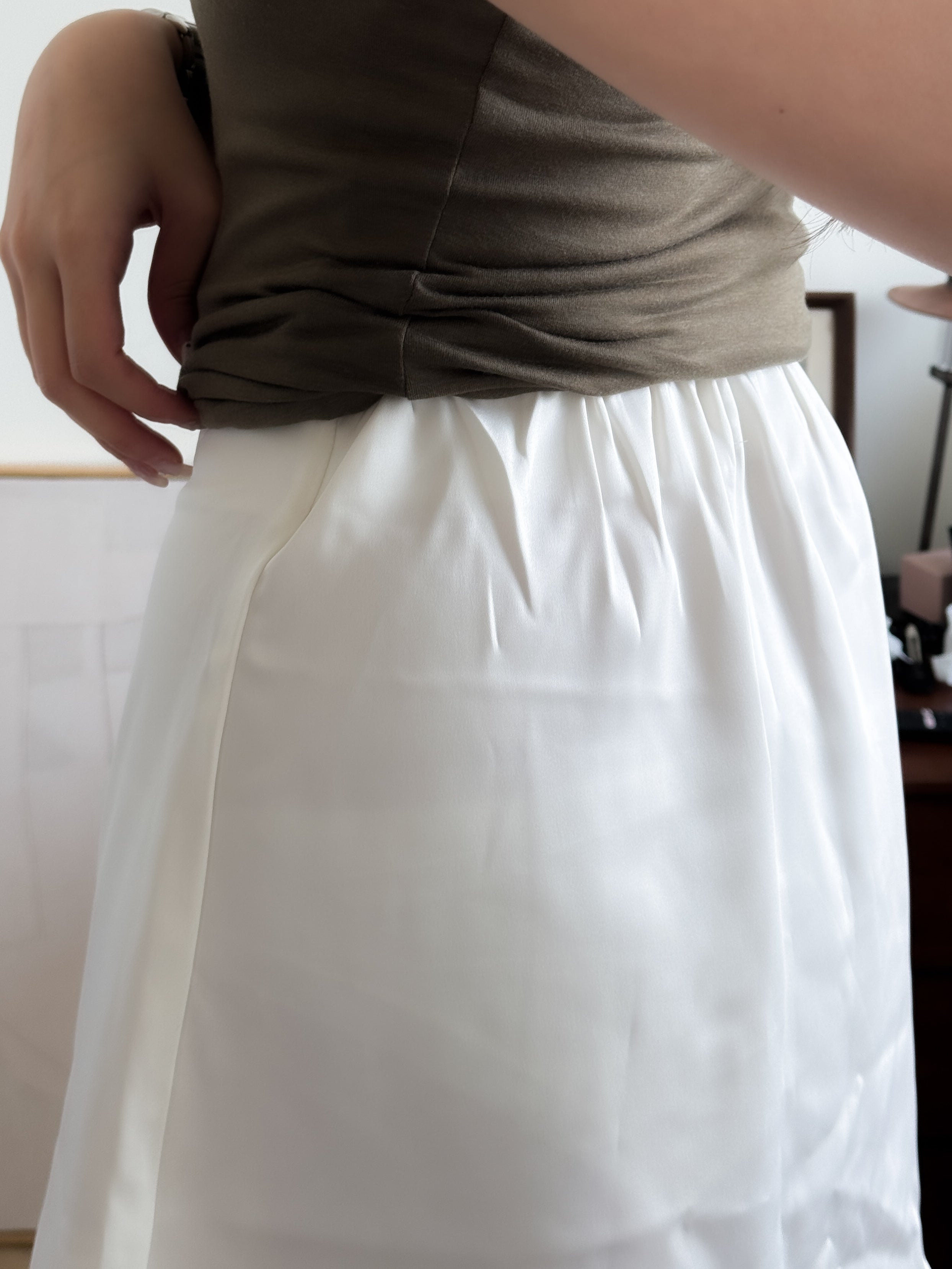 氣質ONNI的satin short skirt