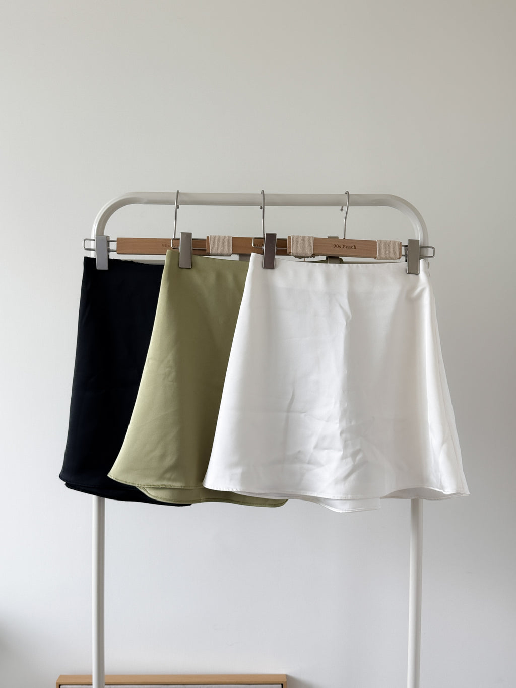 氣質ONNI的satin short skirt