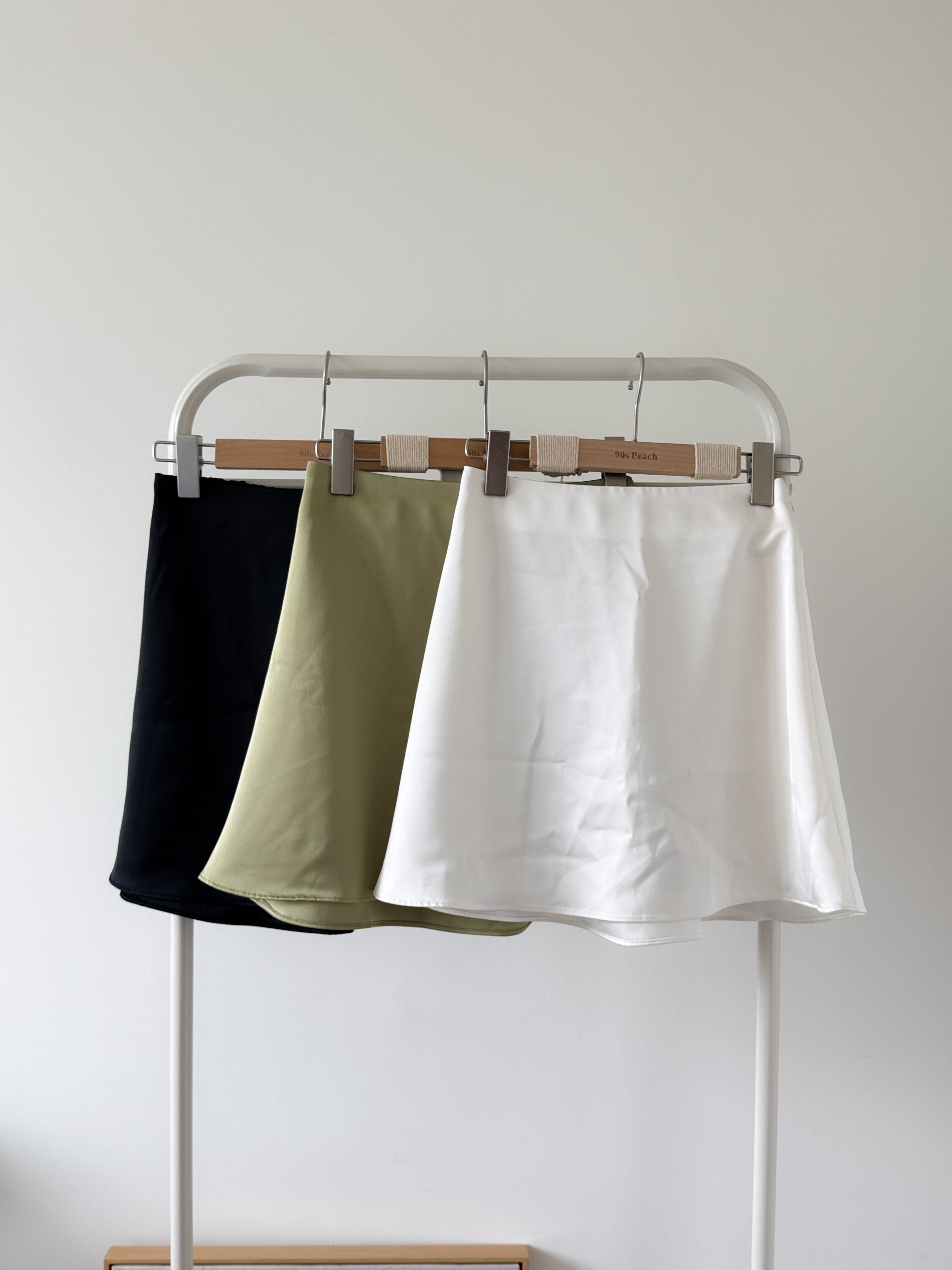 氣質ONNI的satin short skirt