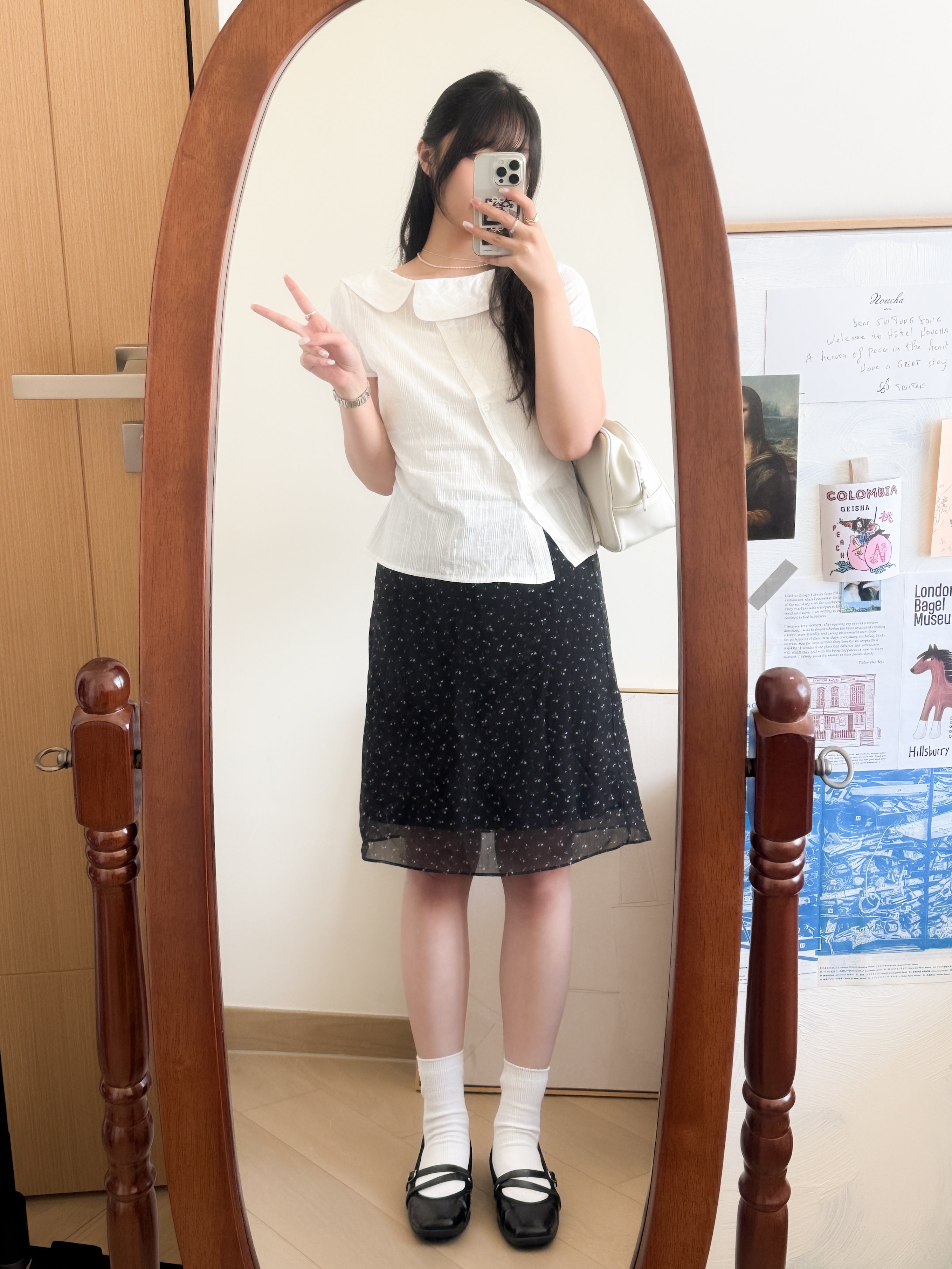復古女孩的大圓領blouse