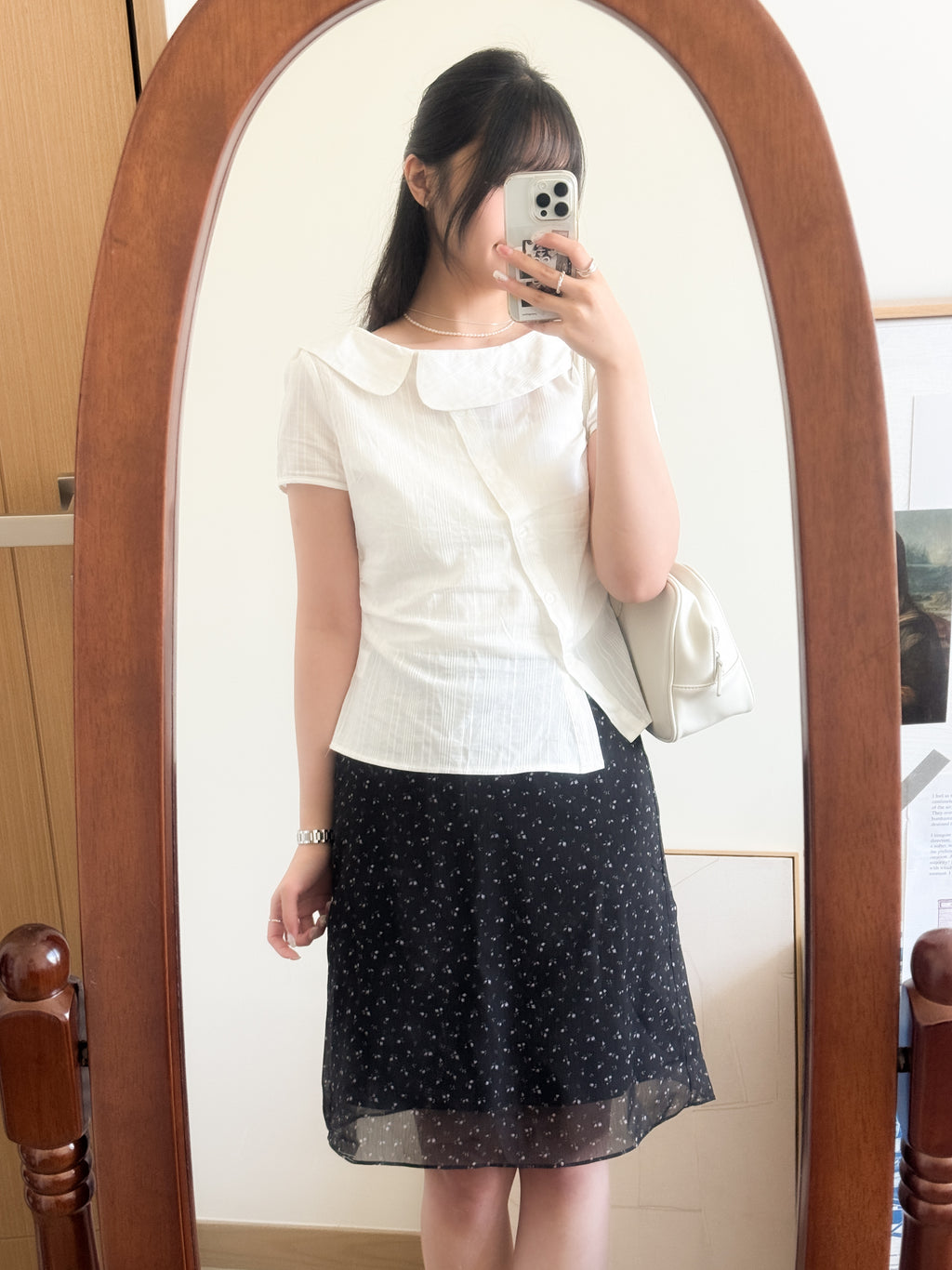 復古女孩的大圓領blouse