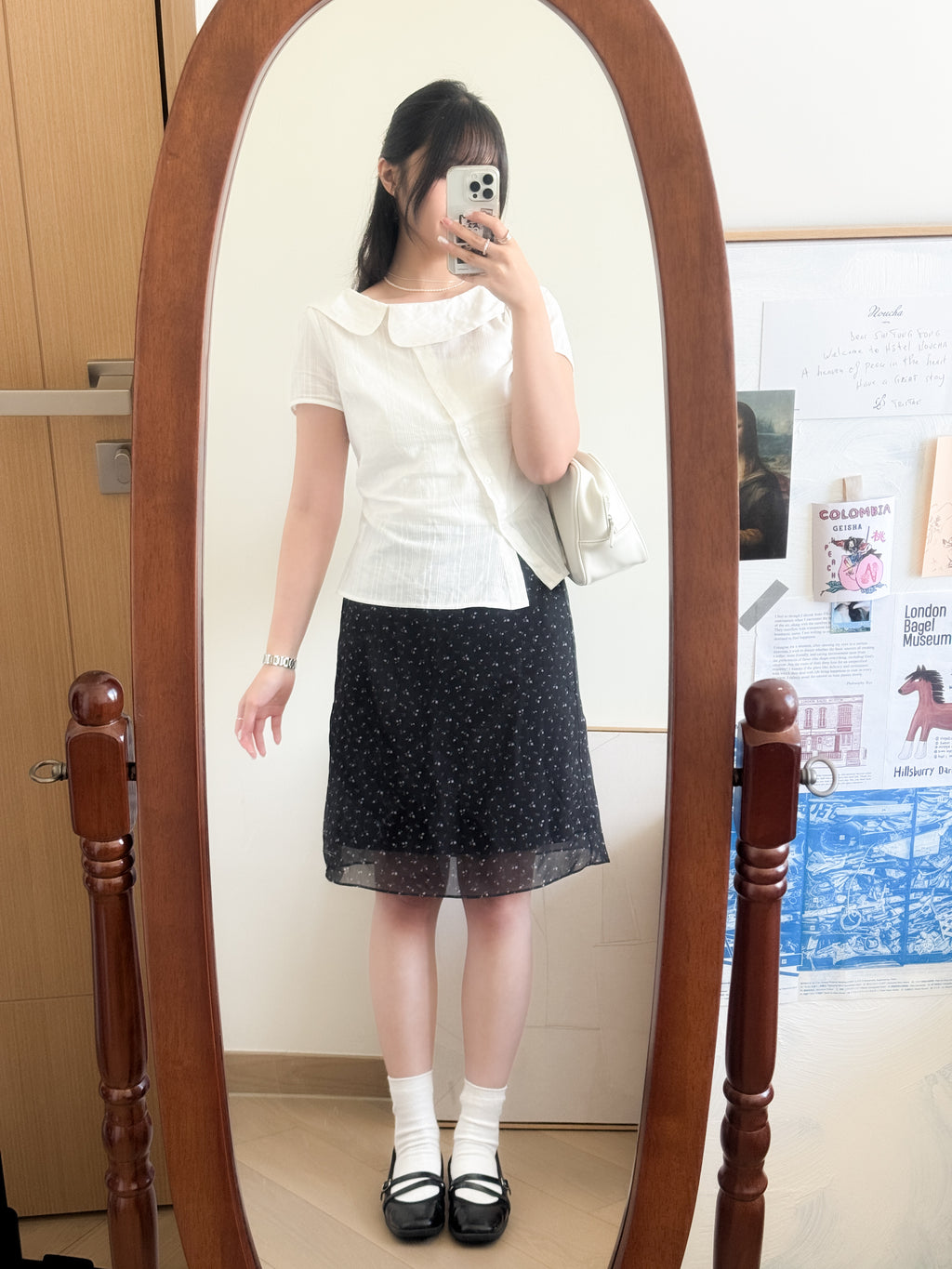復古女孩的大圓領blouse
