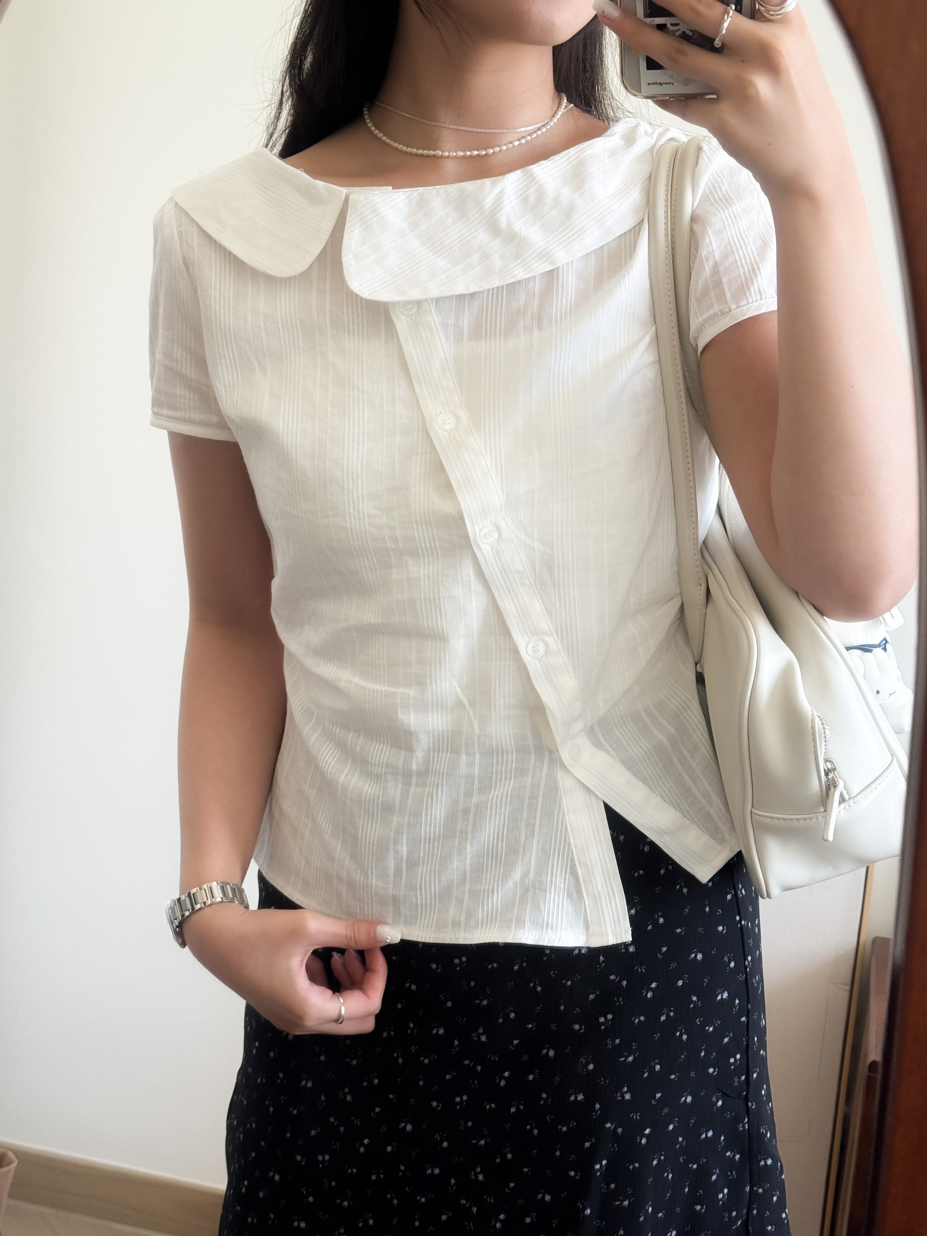 復古女孩的大圓領blouse