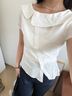 復古女孩的大圓領blouse