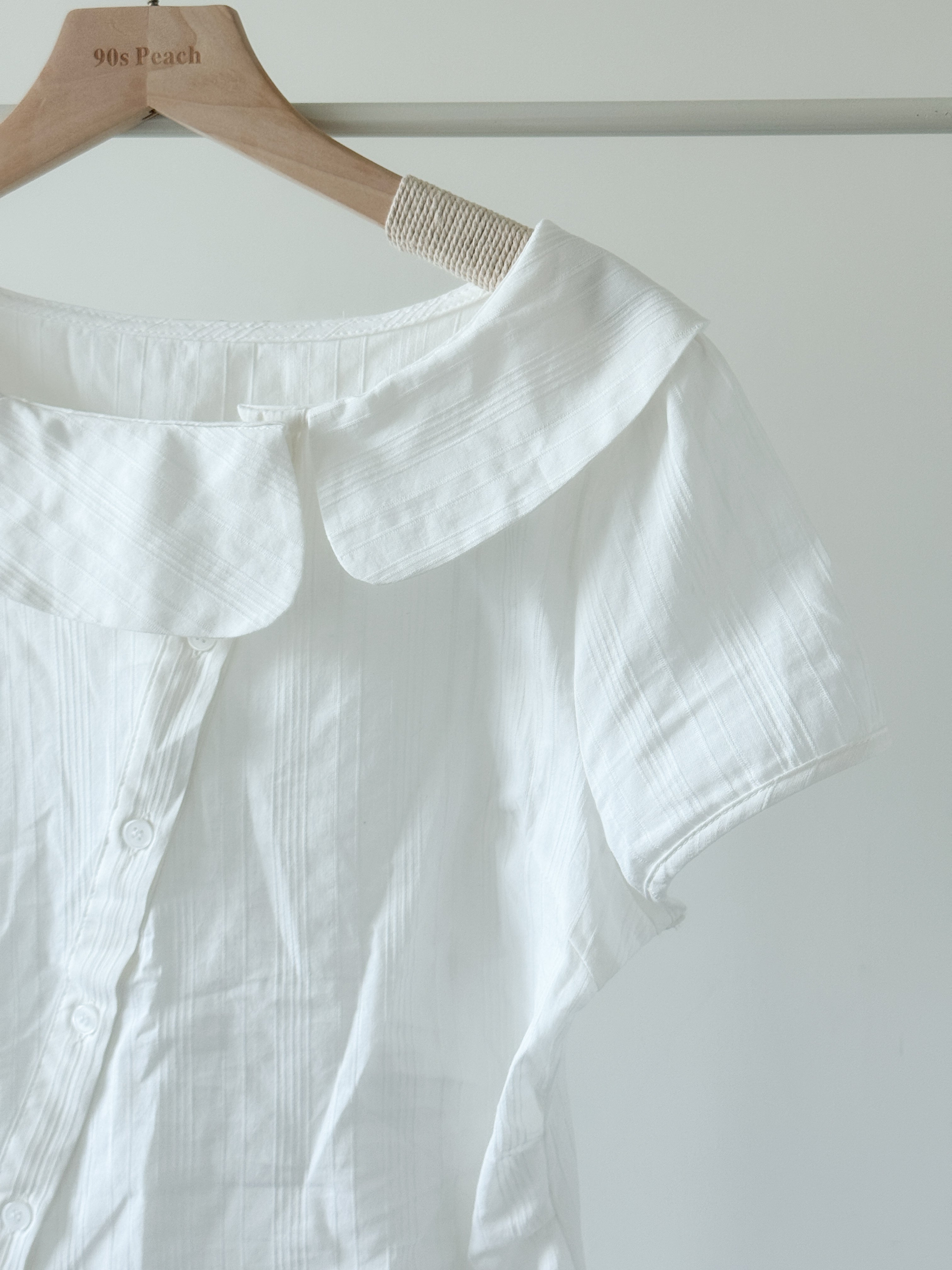 復古女孩的大圓領blouse